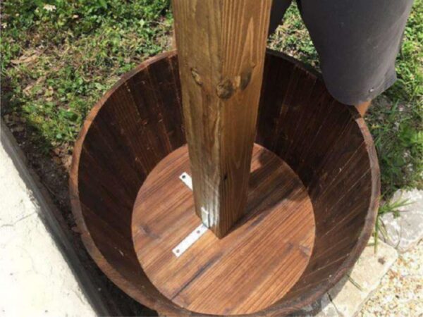 DIY DELIGHT: CRAFTING A RUSTIC PLANTER WITH A CENTER POST